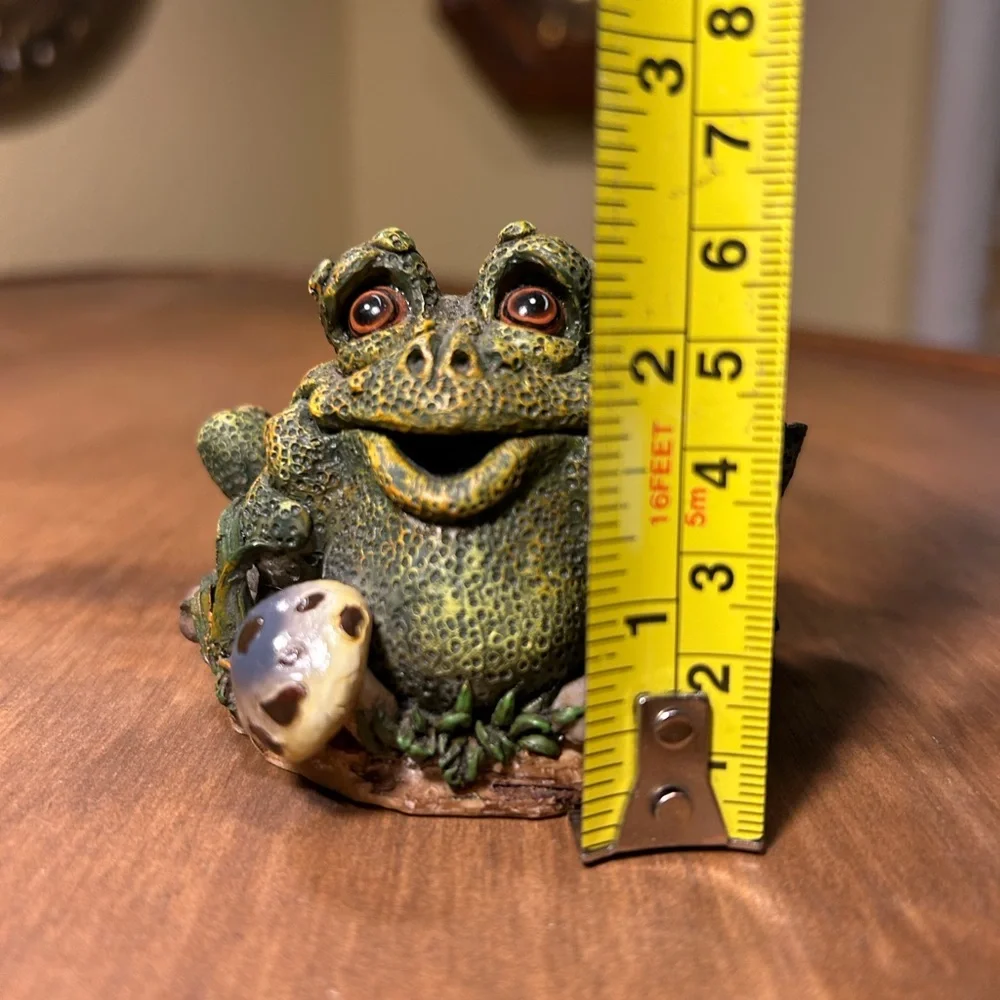 1999 Frog Follies By Character Collectibles Frog/Toad Sitting in Grass Vintage